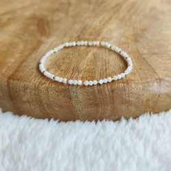 Náramek z perleťových korálků